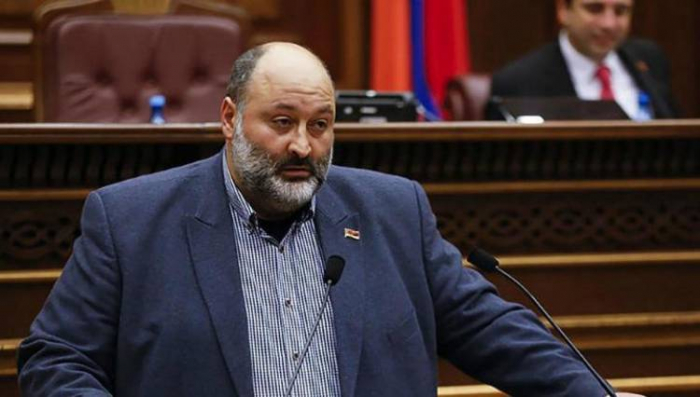   Otro diputado armenio renuncia a su mandato  