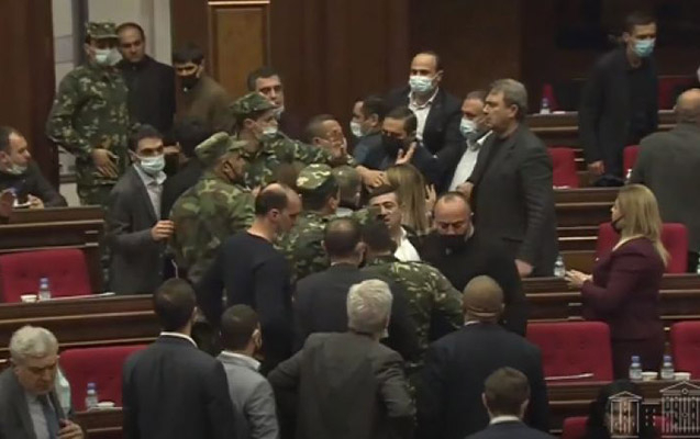  Pelea entre diputados en el parlamento armenio-  Video  