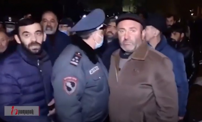   Angehörige armenischer Soldaten greifen Paschinjans Konvoi an -   VIDEO    
