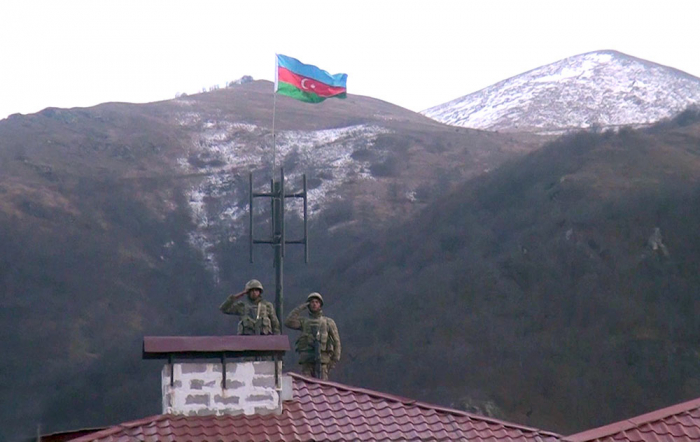   Aserbaidschanische Flagge in der befreiten Stadt Kalbadschar gehisst -   VIDEO    