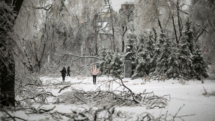 Tausende Menschen nach Eissturm ohne Strom