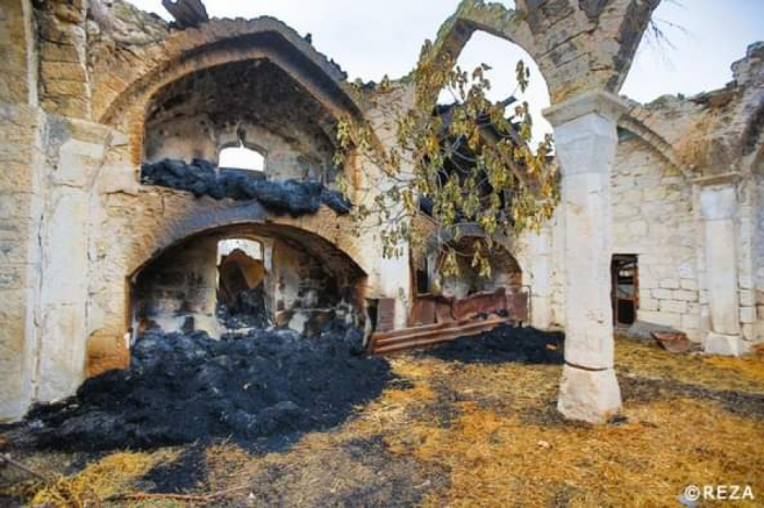 الأرمن يحرقون المسجد عندما غادروا أغدام - صور