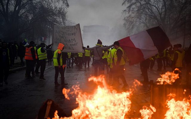   Security law protest causes fires and injuries in Paris -   NO COMMENT    