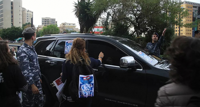 تظاهرة أمام الأونيسكو في بيروت تطالب بالتدقيق الجنائي ومحاسبة حاكم مصرف لبنان