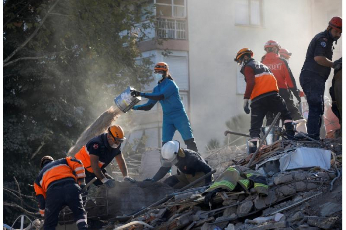   ارتفاع عدد ضحايا زلزال إزمير 83 قتيلا  