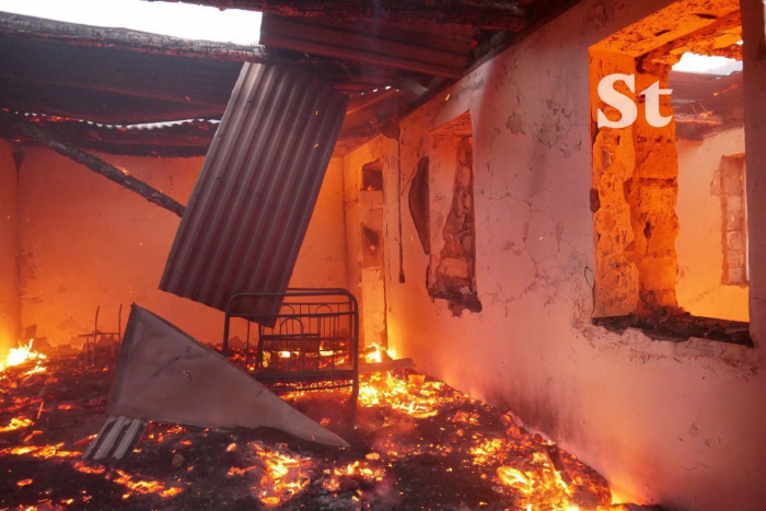 الأرمن يبدأون حرق منازل في منطقة لاتشين - صور