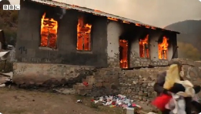 الأرمن يضرمون النيران في منازل في كيلبجار - فيديو