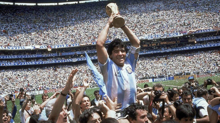   وفاة أسطورة كرة القدم الأرجنتيني دييغو مارادونا  