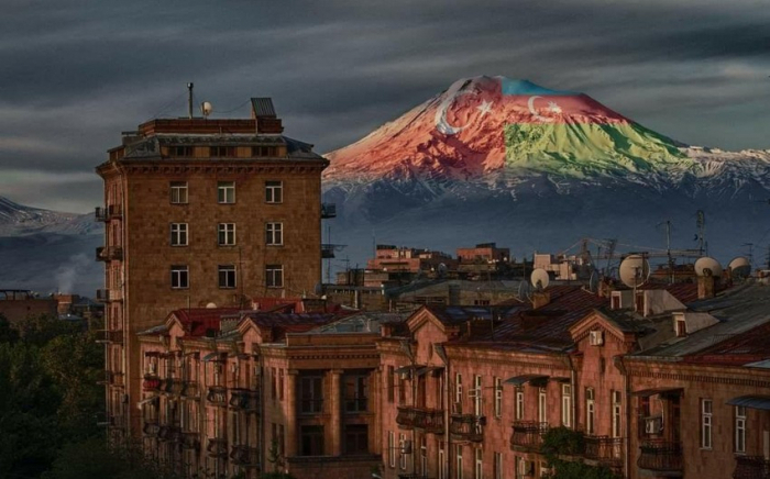   "الأرمن الذين ينظرون إلى جبل أغري في يوم ذكرى أتاتورك سيرون العلم الأذربيجاني والتركي"  