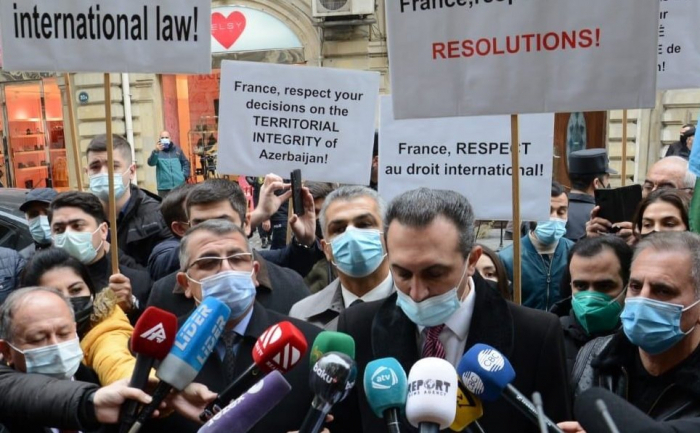 أمام السفارة الفرنسية جرت عملية الاحتجاج 