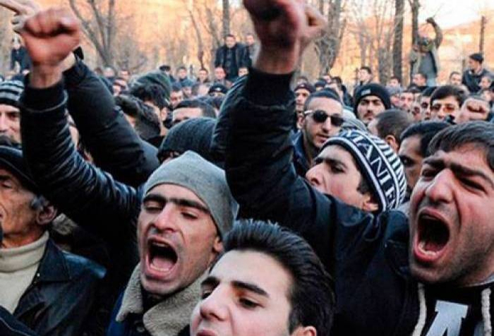  الأشخاص المشاهير في أرمينيا يدعون الناس إلى المسيرة 