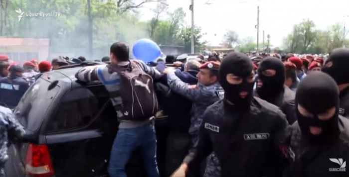  Paşinyanın maskalı dəstəsi:  Cangüdənlər etirazçılara divan tutur 