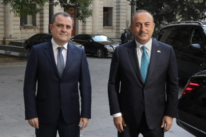   Azerbaijani, Turkish FM hold phone talk  