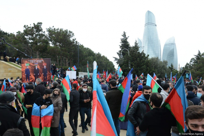   Bewohner von Latschin besuchen die Allee der Märtyrer in Baku -   FOTO    