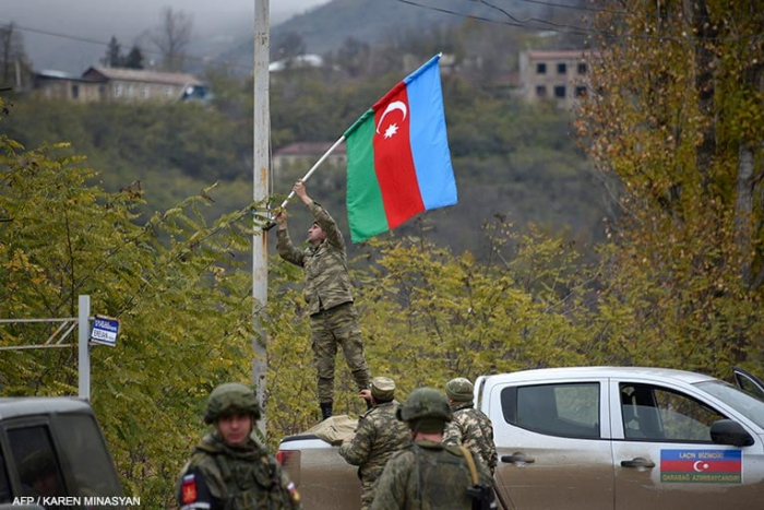  Los militares azerbaiyanos decoraron a Lachin con bandera -  FOTOS  