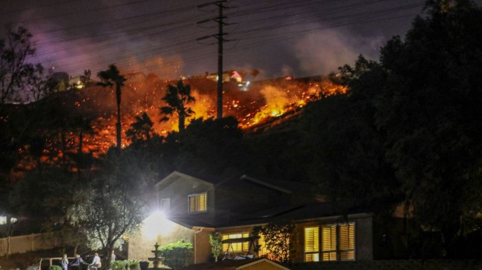  Californie:   un feu de forêt a forcé des milliers de personnes à fuir leur domicile