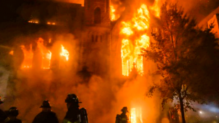 New Yorker 128 Jahre alte Kirche von Flammen umhüllt – Videos und Fotos