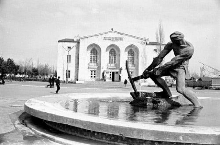   Reste einer Statue vor dem Agdam-Theater gefunden -   FOTOS    