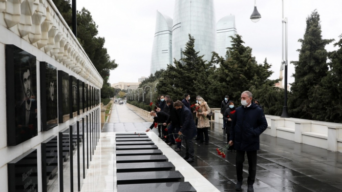   Italienische Parlamentarier besuchen die Märtyrergasse in Baku  