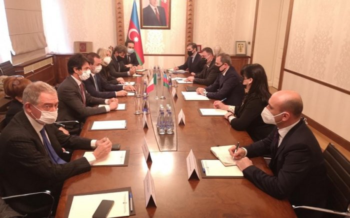 Azerbaijani FM meets Italian parliamentarians