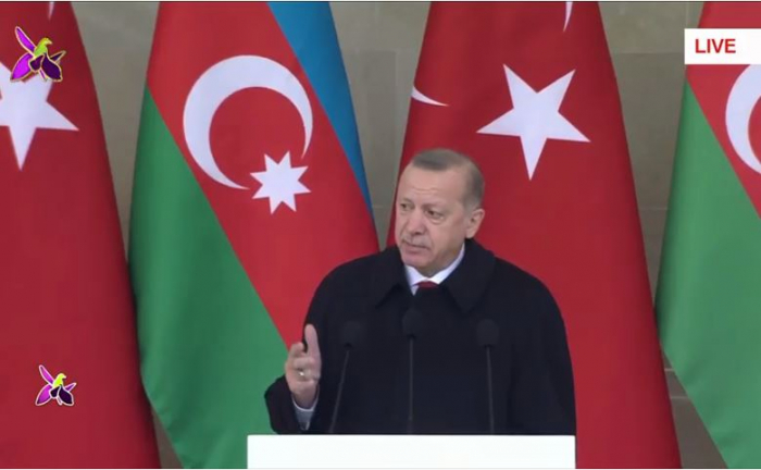   Erdogan rezitiert das Gedicht des aserbaidschanischen Dichters Bahtiyar Vahabzade in der Siegesparade  