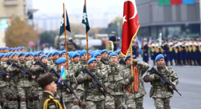   Türkische Militärs bei der Siegesparade in Aserbaidschan  