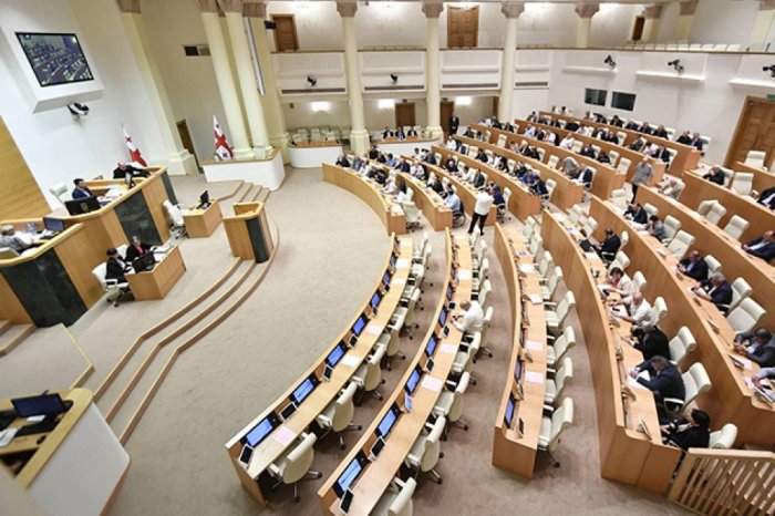  Gürcüstan hökuməti tam tərkibdə istefaya göndərildi  