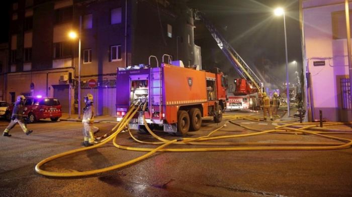 Los bomberos controlan el fuego en la nave de Barcelona pero no descartan más víctimas