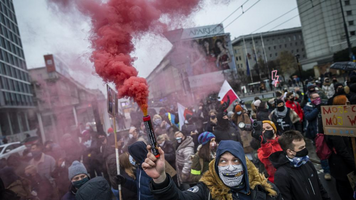   Thousands held demonstrations in Warsaw against abortion reform -   NO COMMENT    