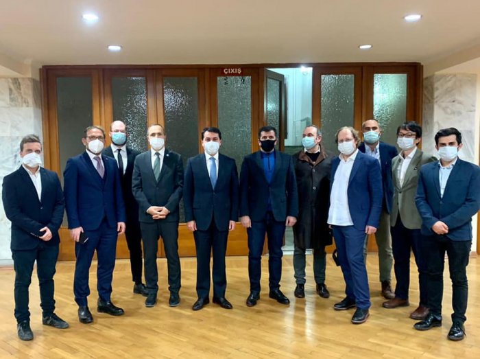   Hikmet Hajiyev responde preguntas de periodistas extranjeros  