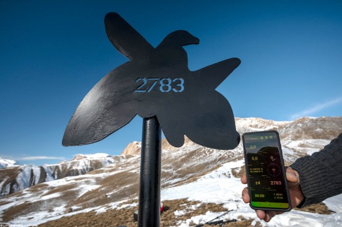 Nuestros alpinistas colocan una placa conmemorativa a una altitud de 2783 metros -  FOTOS