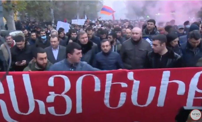   Des Arméniens manifestent à nouveau pour exiger la démission du Premier ministre -   VIDEO    