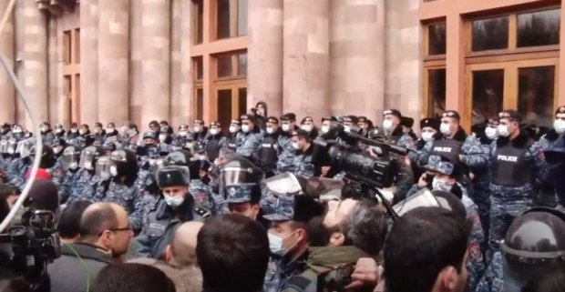   En Armenia, manifestantes rodearon el edificio del gobierno   