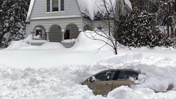 Un hombre sobrevive después de pasar 10 horas enterrado bajo la nieve en un auto sin calefacción