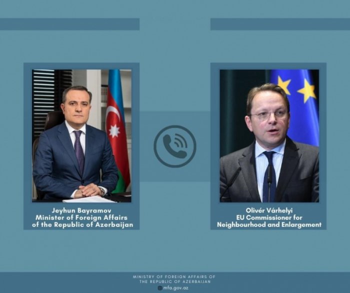 Jeyhun Bayramov realiza discuciones con el comisario de la UE