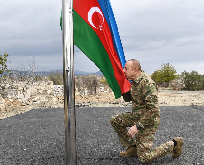   Präsident Ilham Aliyev hisst in befreiten Gebieten aserbaidschanische Flagge -   VIDEO    