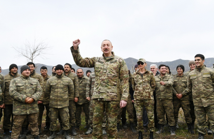   Präsident Ilham Aliyev hisst in den befreiten Distrikten Gubadli und Zangilan aserbaidschanische Flagge  
