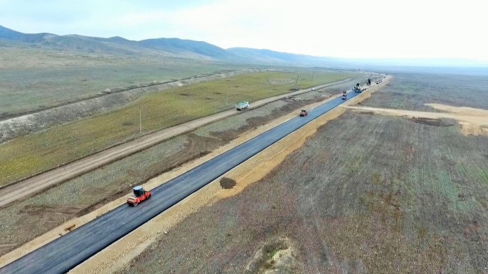   Erste Phase des Baus von zwei Autobahnen in befreiten Gebieten Aserbaidschans steht kurz vor dem Abschluss  