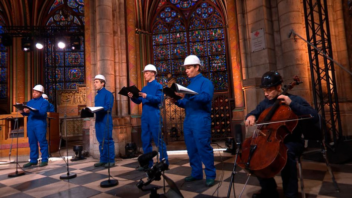 Chor von Notre-Dame singt in beschädigter Kathedrale