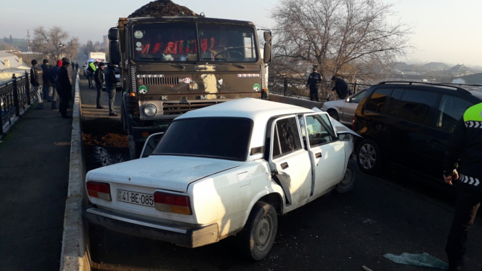 Kürdəmirdə “KAMAZ” “VAZ”la toqquşdu,    2 nəfər öldü   