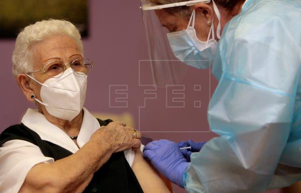 Una anciana recibe en Guadalajara la primera vacuna contra la covid en España