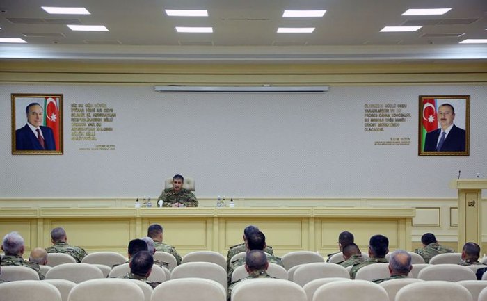 Müdafiə naziri xidməti müşavirə keçirdi