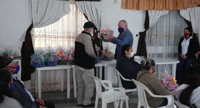 La embajada azerbaiyana ayuda a los necesitados en Colombia