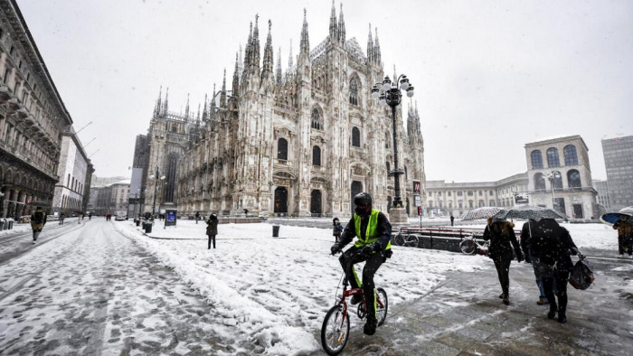  Heavy snow disrupts city traffic in Milan -  NO COMMENT  