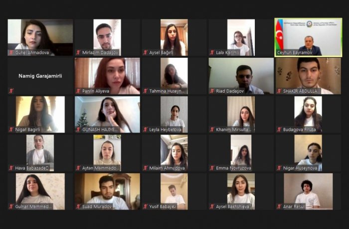 Ceyhun Bayramov Diplomatiya könüllüləri ilə görüşüb