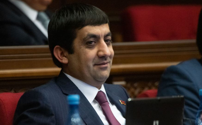    Ermənistanda daha bir deputat mandatından istefa etdi   