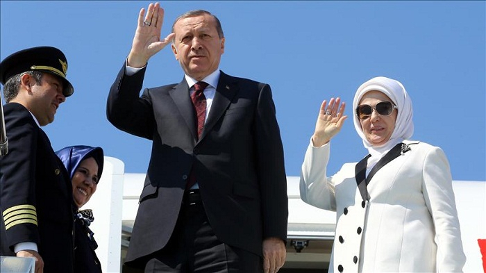  يصل أردوغان مع زوجته إلى باكو 