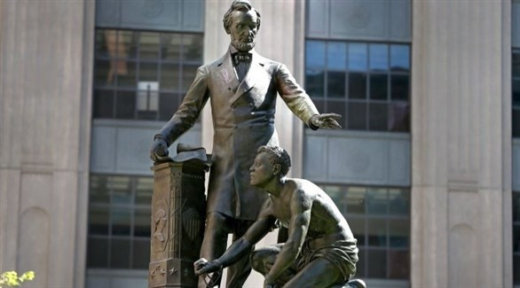 بوسطن تزيل تمثالاً يظهر أبراهام لينكولن واقفاً بجانب عبد راكع