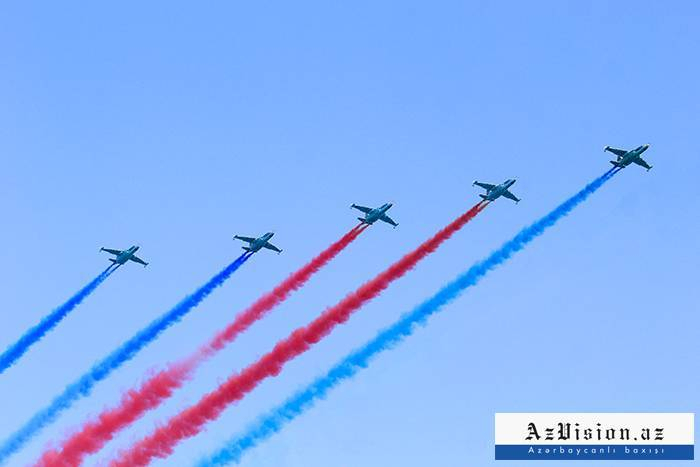   Les avions militaires ont créé le reflet du drapeau azerbaïdjanais dans le ciel  