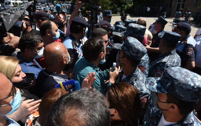 Armenian special police forces begin to detain protesters